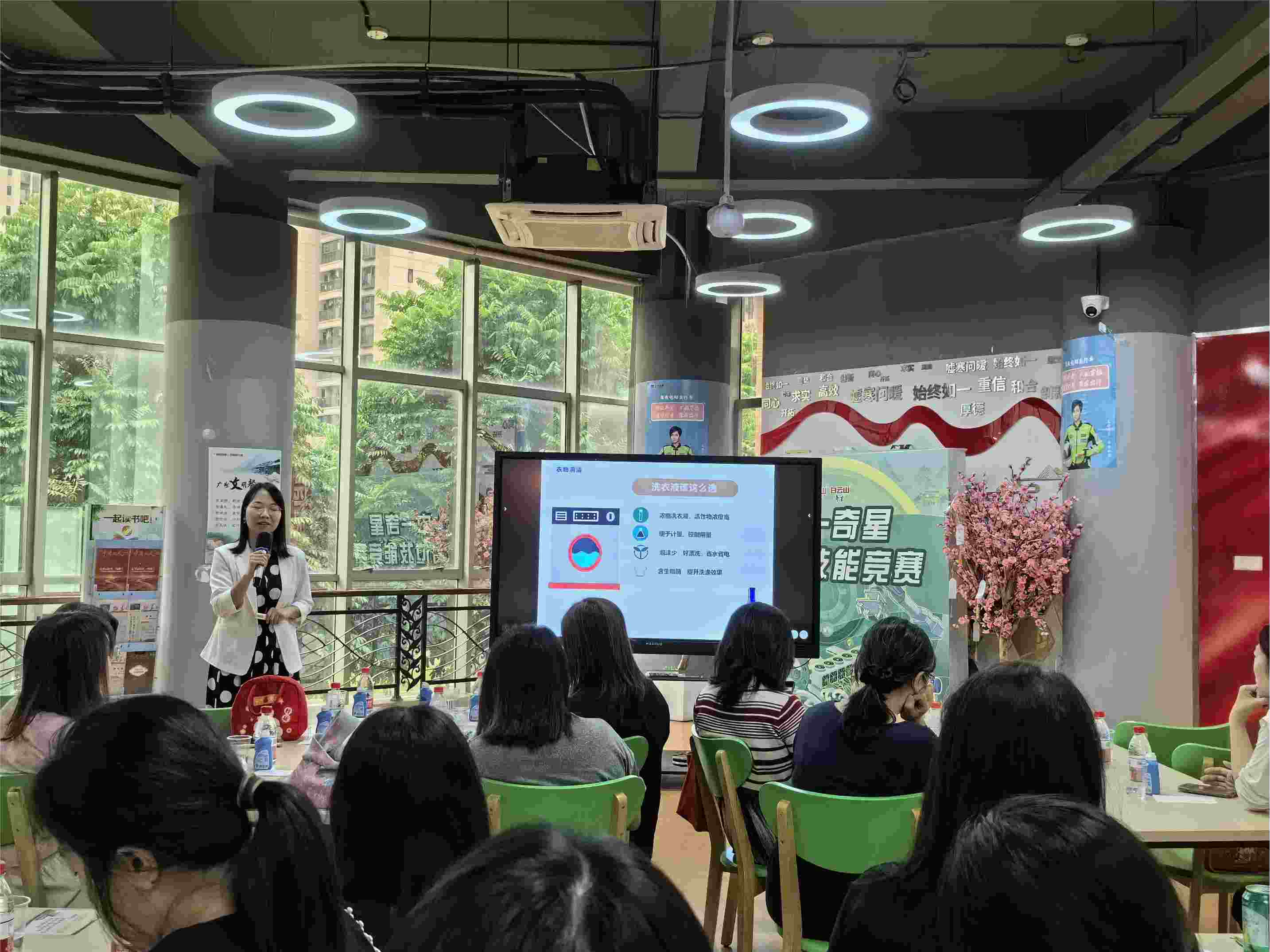 “智慧女性 健康家庭”流动宣导活动走进白云山中一、奇星药业